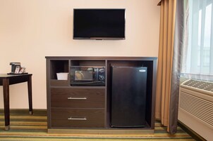 Escritorio, cortinas blackout y tabla de planchar con plancha 