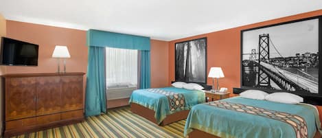 Une chambre d’hôtel avec deux lits, une télévision, une commode et un grand tableau représentant un paysage urbain.