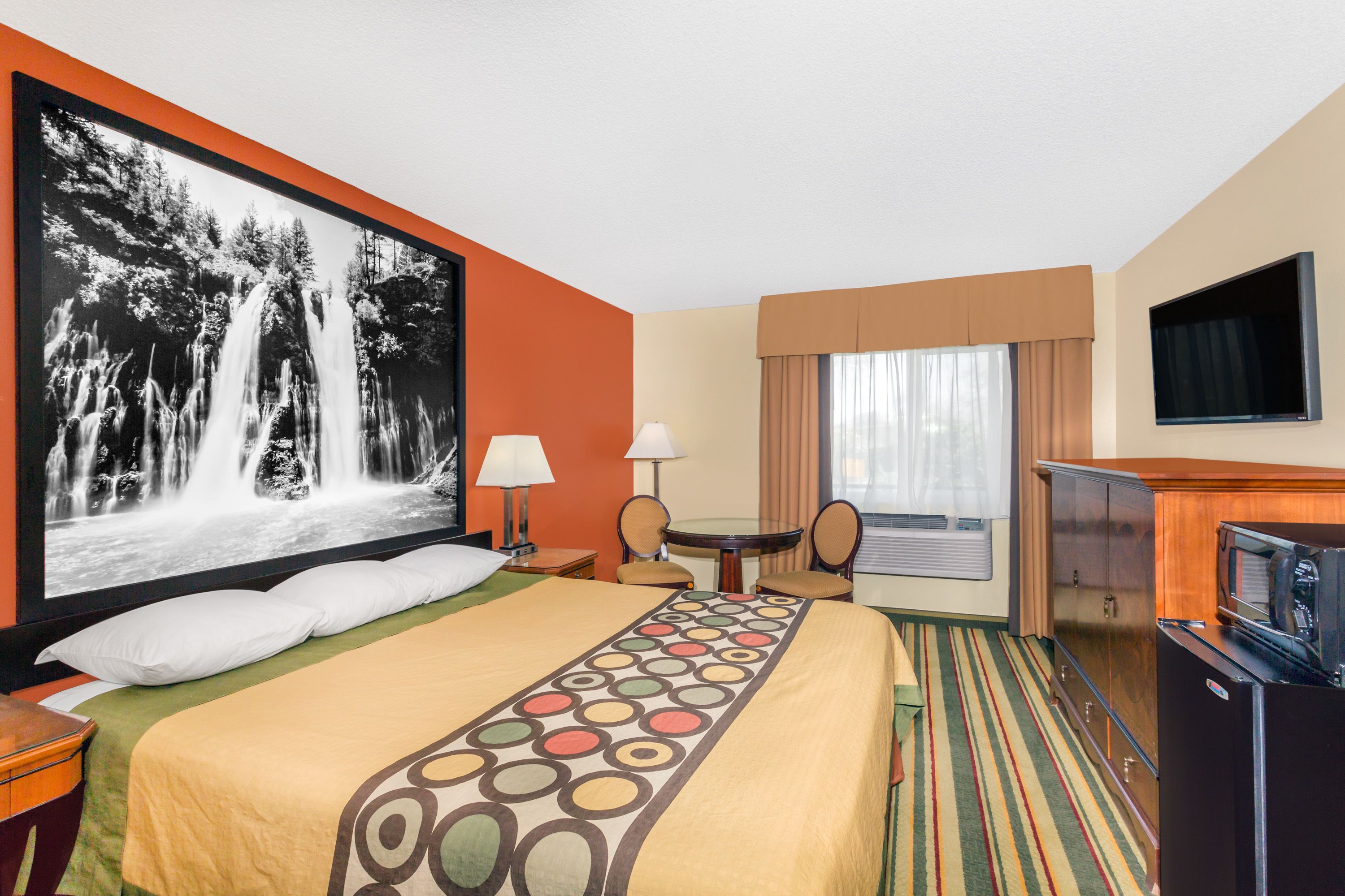 Skrivebord, blendingsgardiner og strykejern/-brett