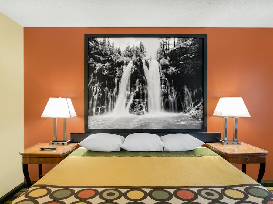 Schreibtisch, Verdunkelungsvorhänge, Bügeleisen/Bügelbrett