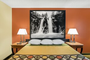 Escritorio, cortinas blackout y tabla de planchar con plancha 