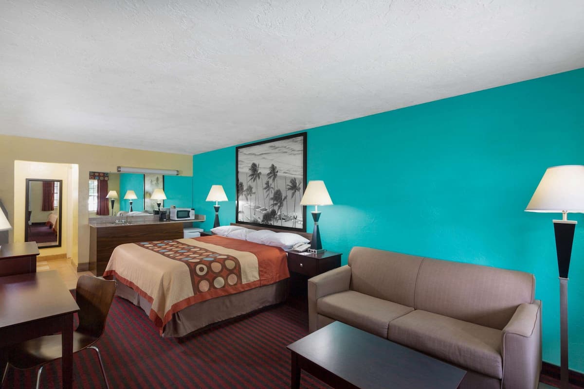 Deluxe Room, 1 King Bed, Non Smoking | Desk, iron/ironing board, free cribs/infant beds, rollaway beds