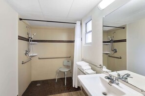 Kombination af bruser/badekar, gratis toiletartikler, hårtørrer