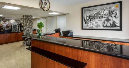 Super 8 by Wyndham Bradenton Sarasota Area