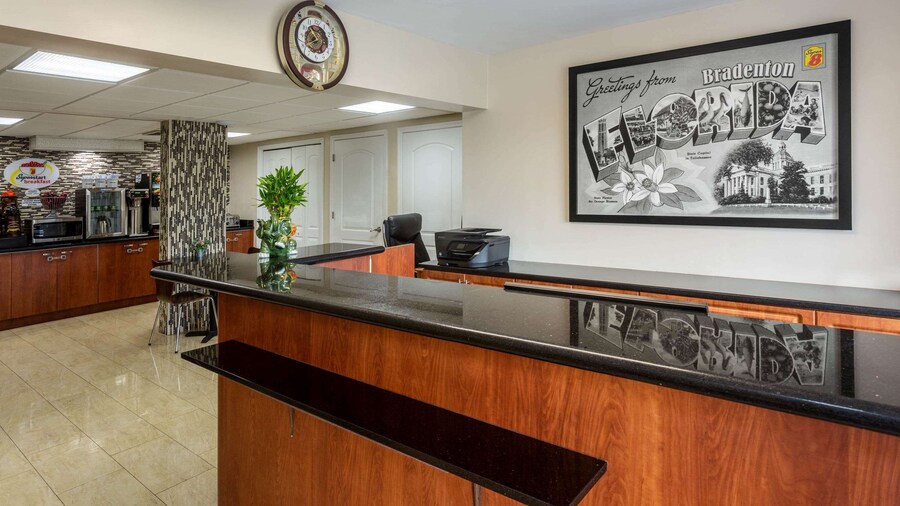 Super 8 by Wyndham Bradenton Sarasota Area