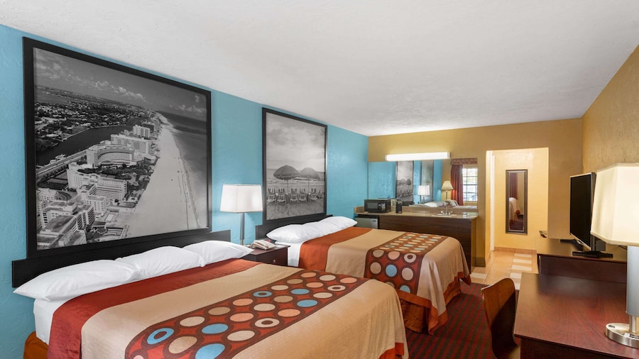 Super 8 by Wyndham Bradenton Sarasota Area