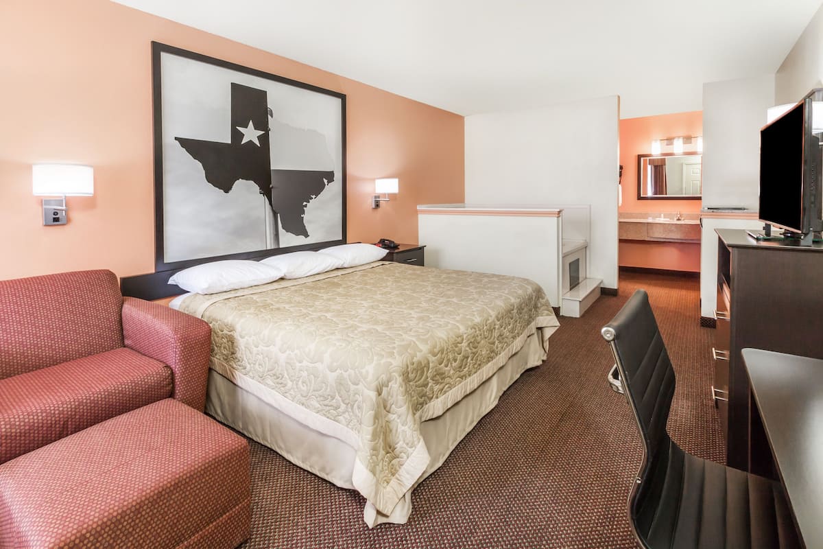 Suite, 1 King Bed, Accessible, Jetted Tub | Desk, blackout drapes, free WiFi, bed sheets