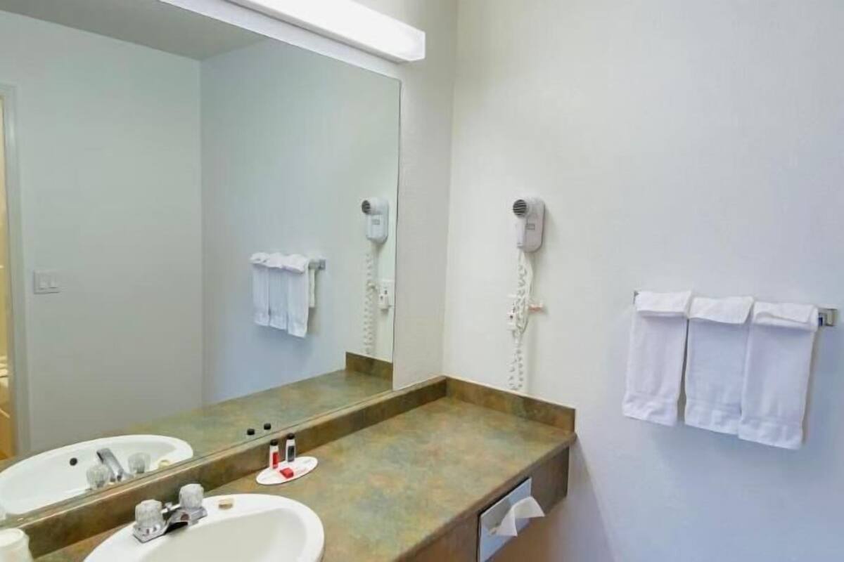 Baño | Tina y regadera independientes y amenidades de baño gratuitas