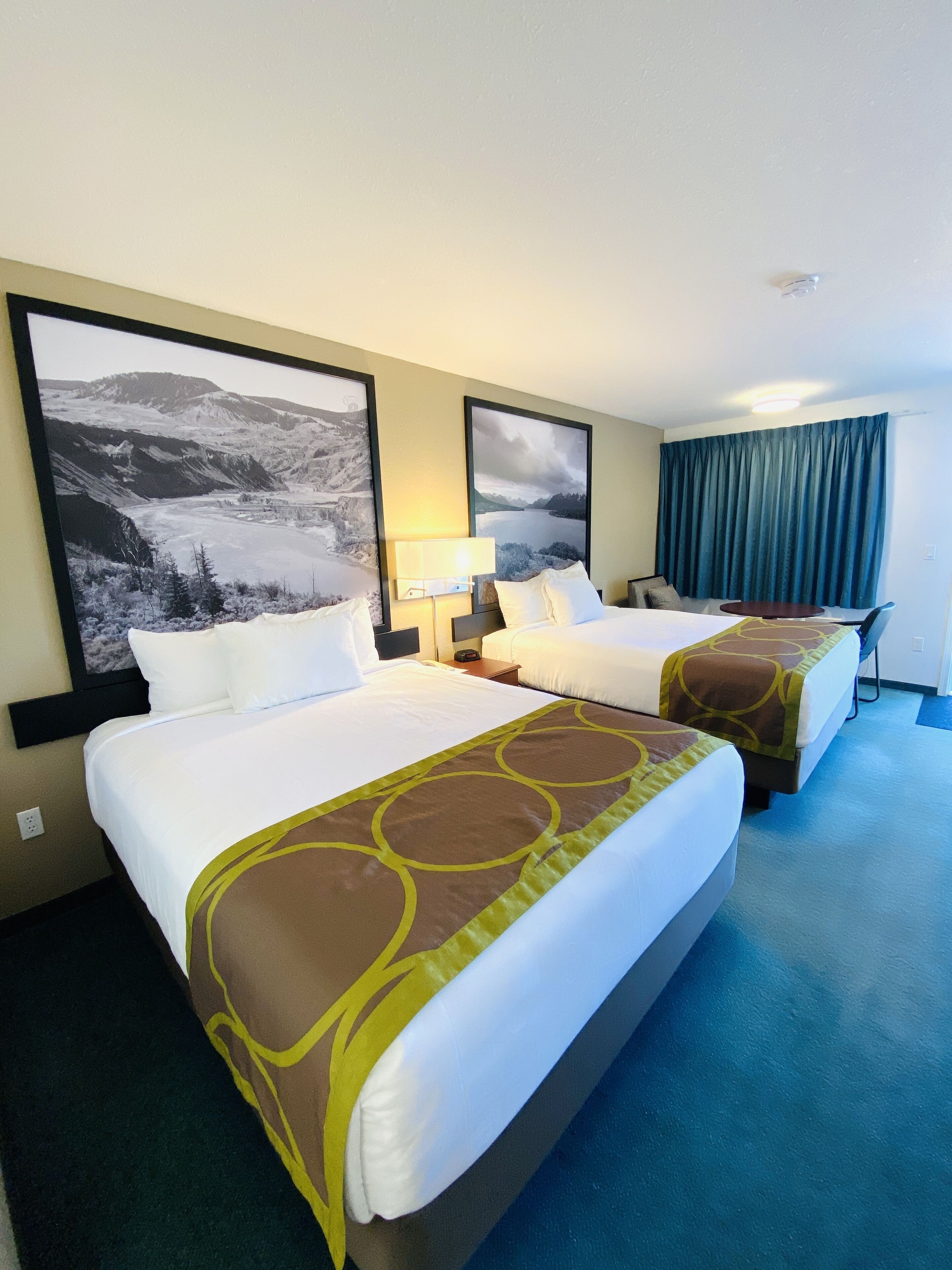 Bureau, espace de travail pour ordinateur portable, rideaux occultants