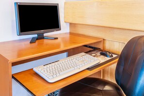 Business centre - Super 8 by Wyndham 100 Mile House (100 Mile House)