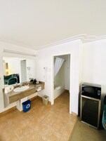 Escritorio, espacio para trabajar con laptop y cortinas blackout 