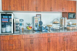 包含  每日外带式早餐