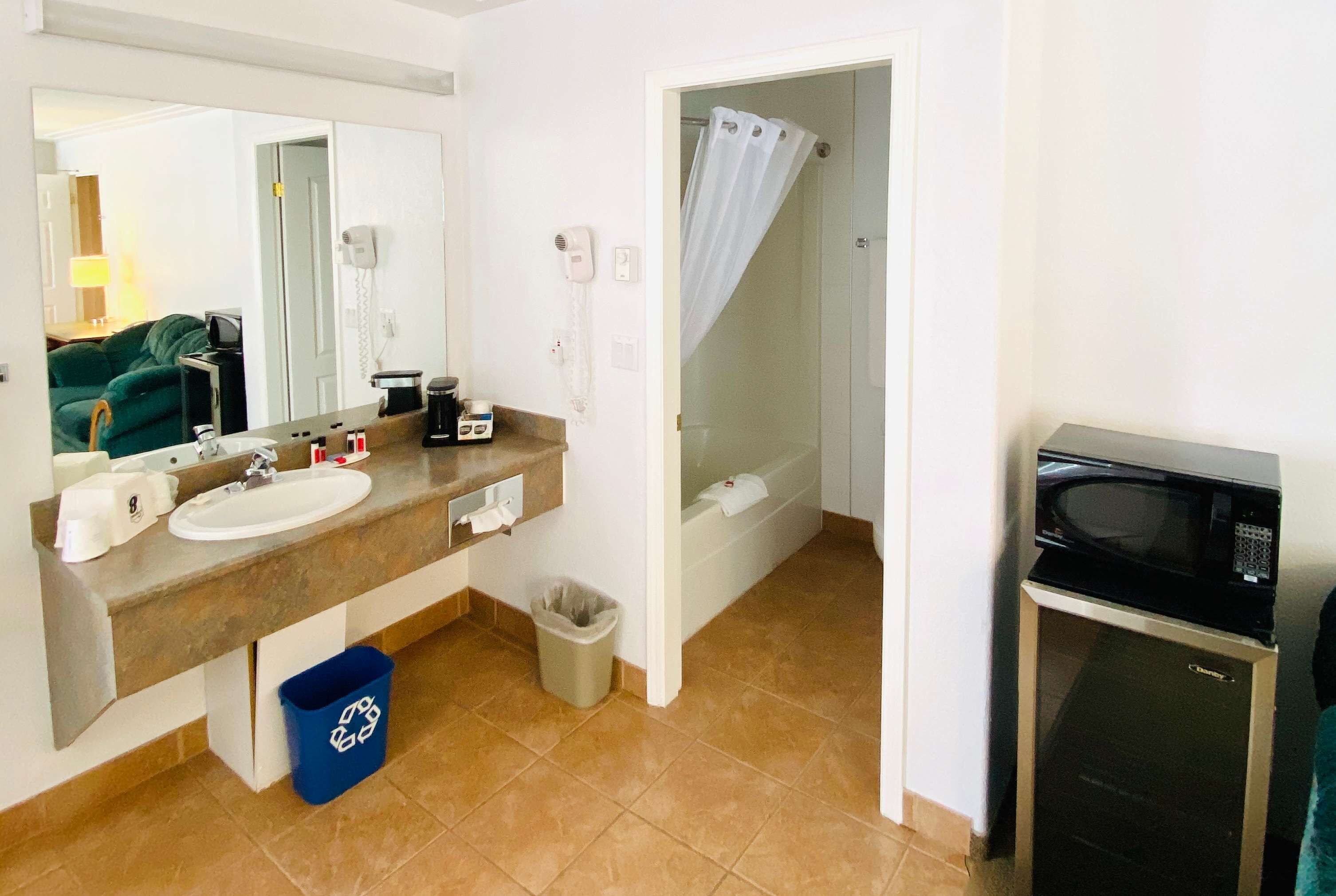 Separat badekar og bruser, gratis toiletartikler, hårtørrer, håndklæder