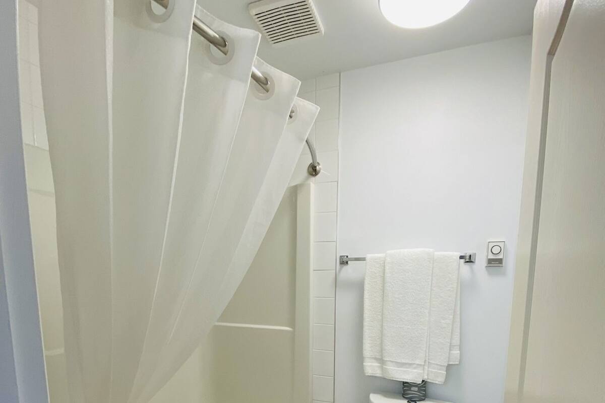 Baño | Tina y regadera independientes y amenidades de baño gratuitas