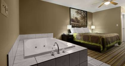 Super 8 by Wyndham Tupelo Airport