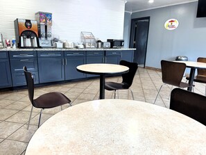 Café da manhã com buffet grátis todos os dias