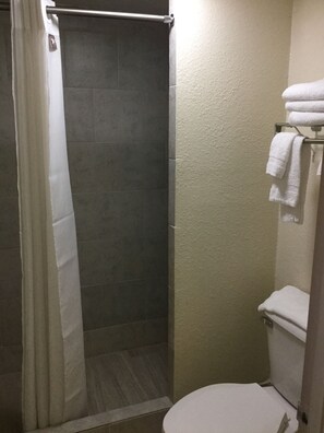 Dusche, kostenlose Toilettenartikel, Haartrockner, Handtücher