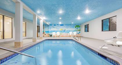 Super 8 by Wyndham League City/Kemah Area