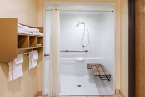 Rum - 1 queensize-säng - tillgänglighetsanpassat - icke-rökare (Mobility, Roll-In Shower) | Badrum | Badkar/dusch, gratis toalettartiklar, hårtork och handdukar