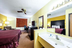 Standard Room, 1 King Bed, Non Smoking | Iron/ironing board, free WiFi, bed sheets - Rodeway Inn & Suites Monticello (Monticello)