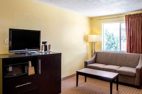 Suite, Non Smoking | Iron/ironing board, free WiFi, bed sheets