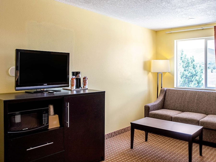 Tabla de planchar con plancha, wifi gratis y ropa de cama