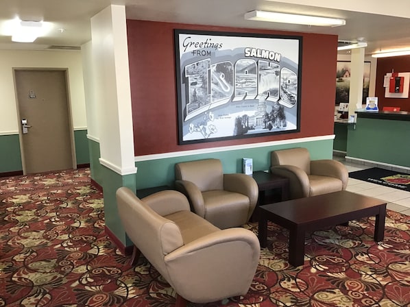 Lobby sitting area - Hotel Salmon (Salmon)