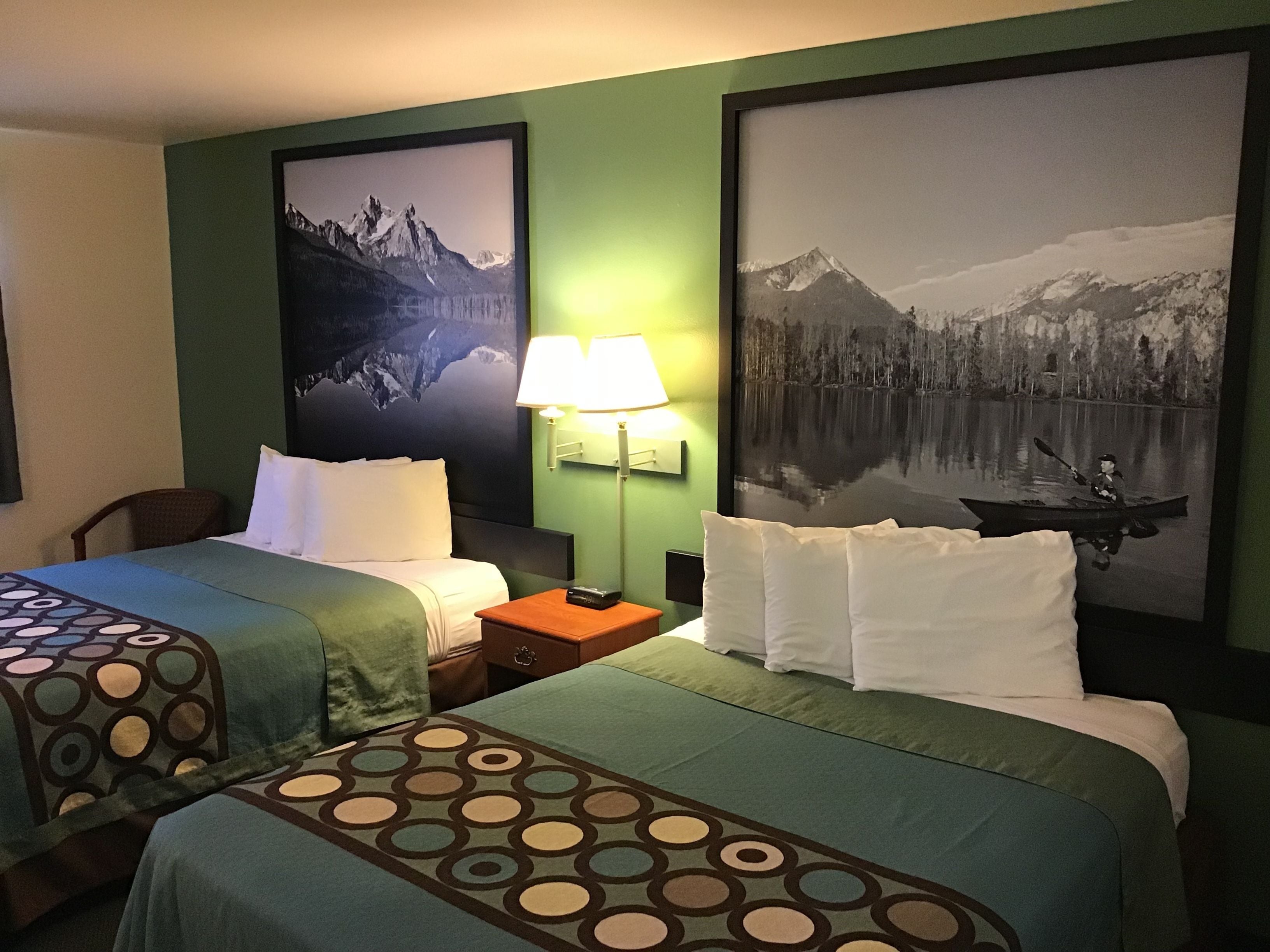 Bureau, rideaux occultants, chambres insonorisées