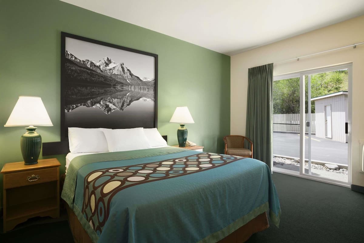 Chambre, 1 grand lit, accessible aux personnes à mobilité réduite (Mobility, w/ Grab Bars)