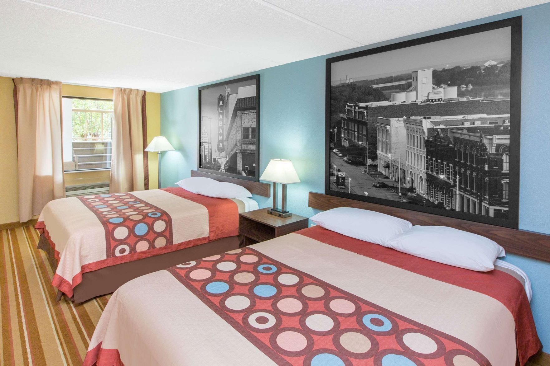 Cortinas blackout, cunas gratuitas y camas plegables/adicionales 
