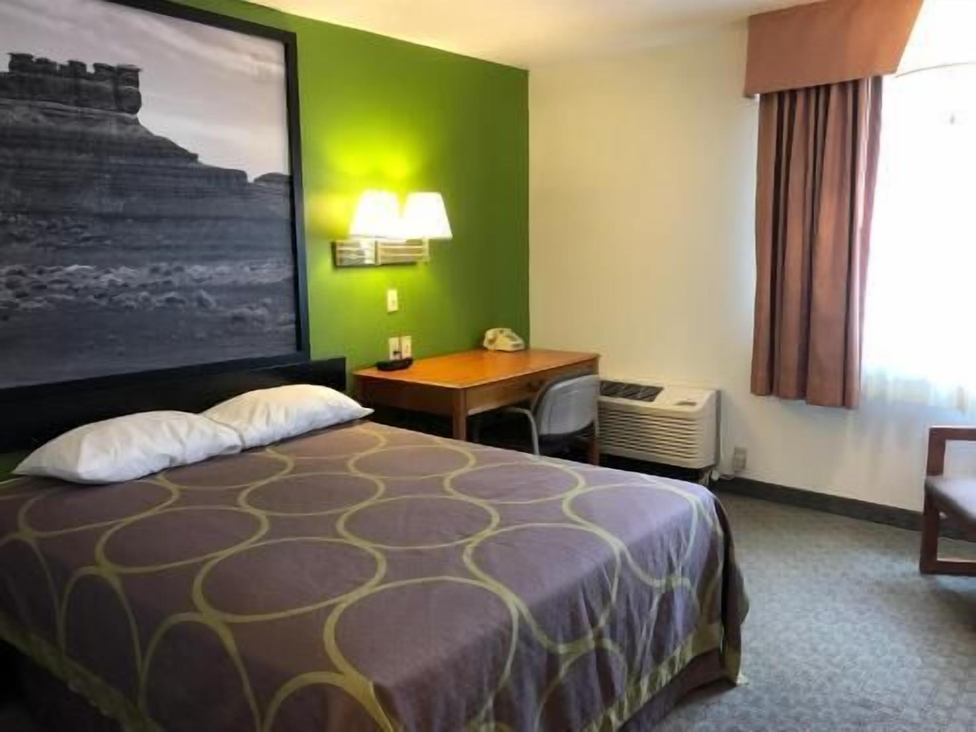 Escritorio, cortinas blackout y tabla de planchar con plancha 