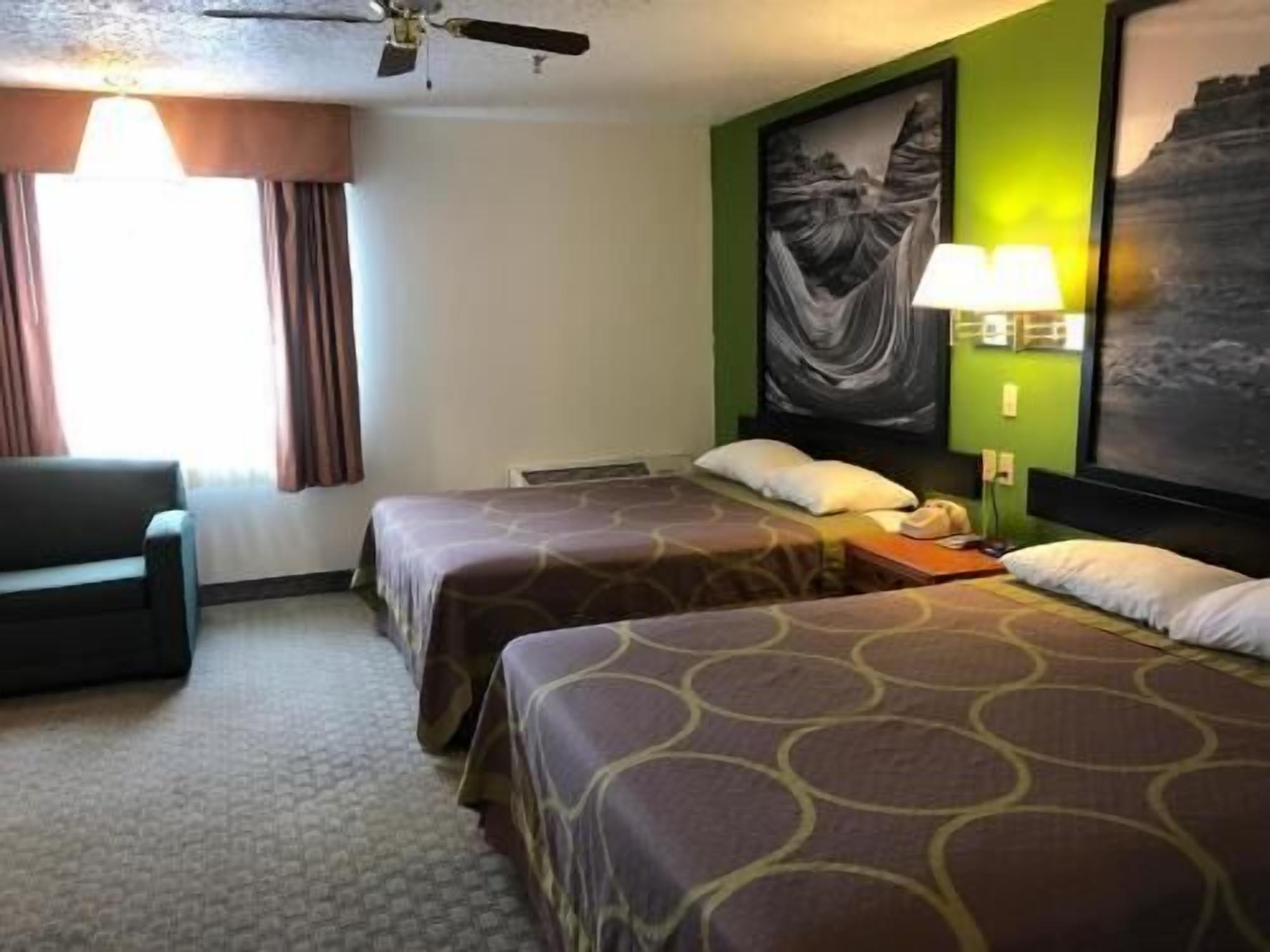 Escritorio, cortinas blackout y tabla de planchar con plancha 