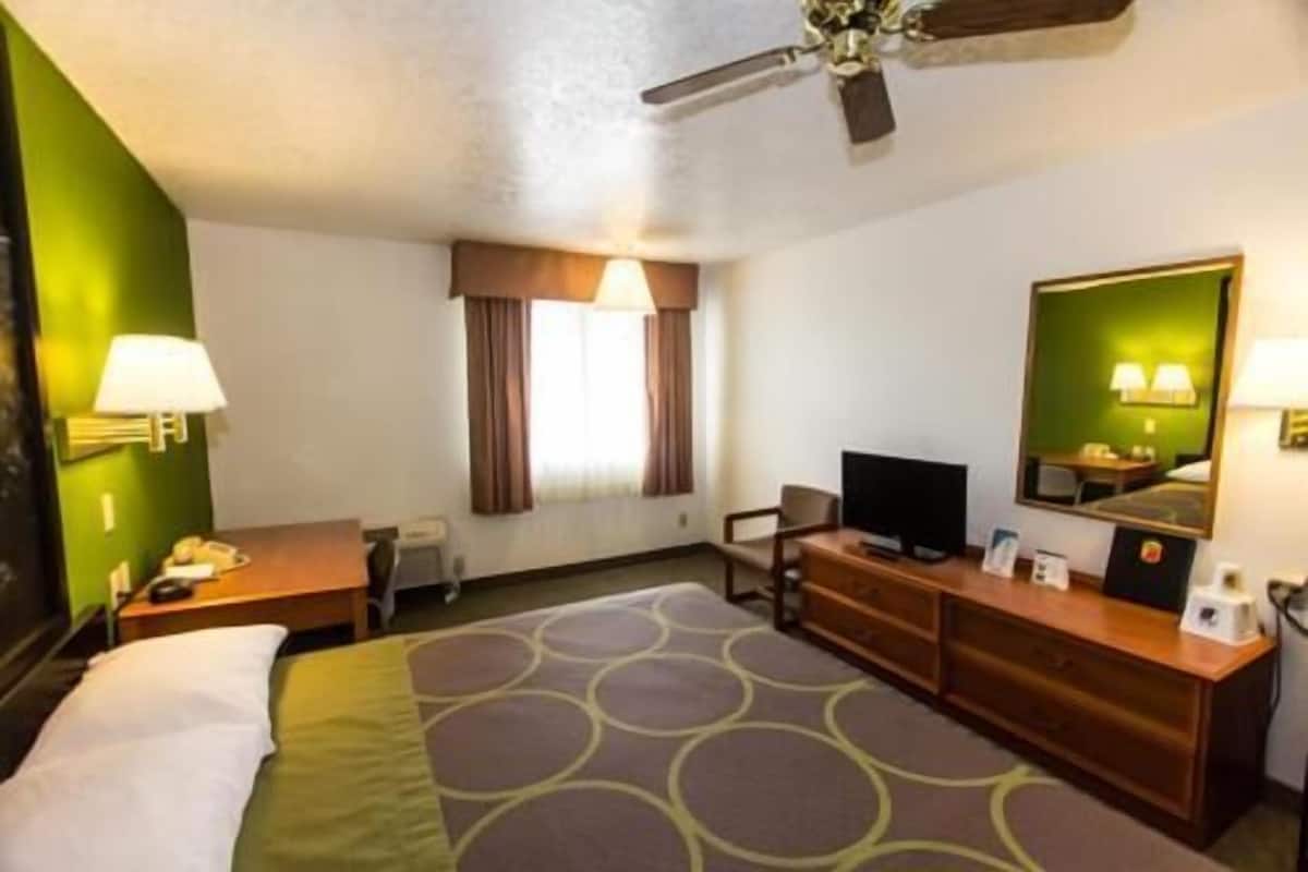 Desk, blackout drapes, iron/ironing board, free WiFi