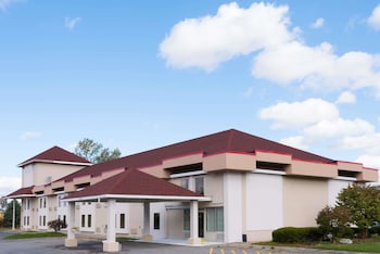 Super 8 by Wyndham Batavia E of Darien Lake Theme Park