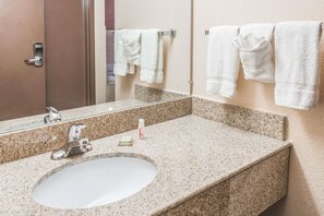 Kostenlose Toilettenartikel, Haartrockner, Handtücher