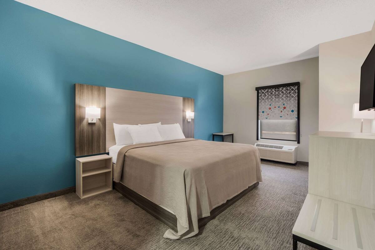Room, 1 King Bed, Accessible, Non Smoking | Laptop workspace, free WiFi, alarm clocks, bed sheets