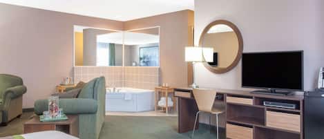 Suite estudio Deluxe, 1 cama King size, para no fumadores | Caja de seguridad en la habitación y escritorio