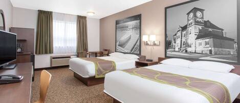 Habitación de hotel con dos camas, un escritorio con computadora, una silla, un televisor y un cuadro grande en la pared.
