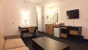 Suite, 1 kingsize-seng, ikke-røyk (One Bedroom) | Safe på rommet, skrivebord og skrivebord for bærbar PC