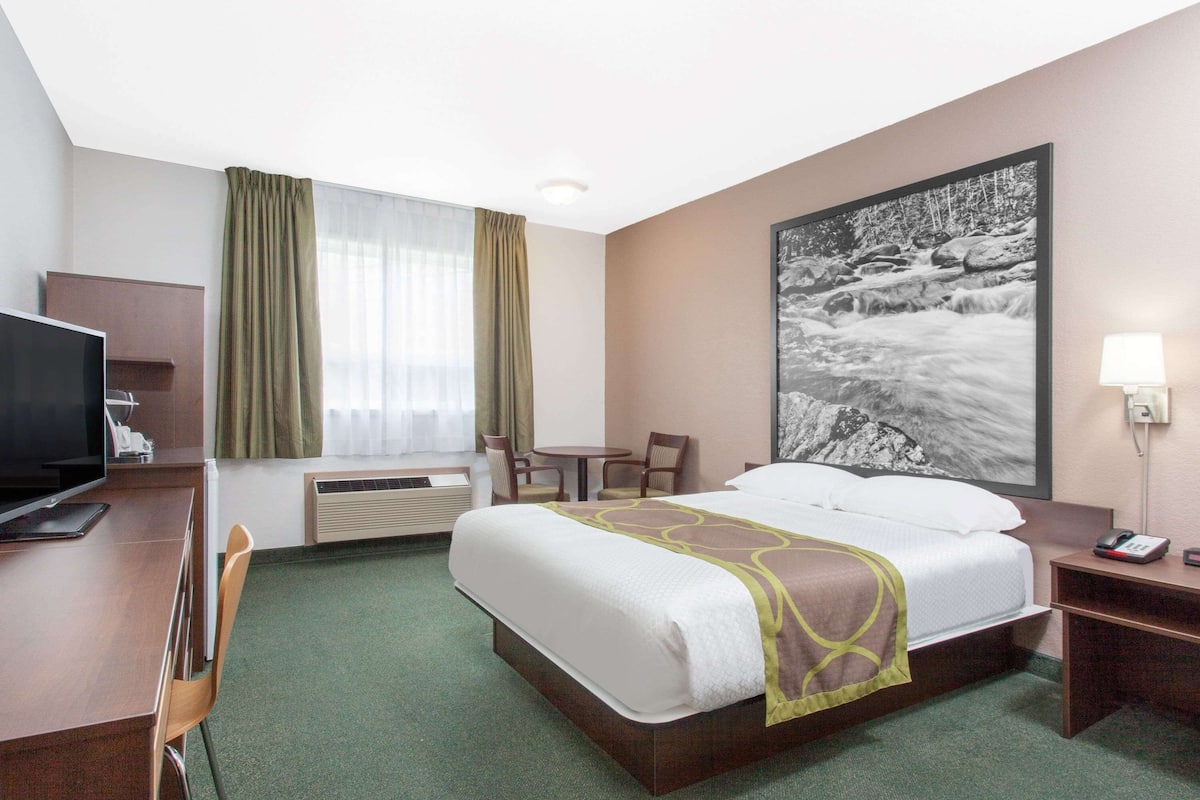 Kamer, 1 queensize bed, toegankelijk voor mindervaliden, niet-roken (Mobility) | Een kluis op de kamer, een bureau, een laptopwerkplek