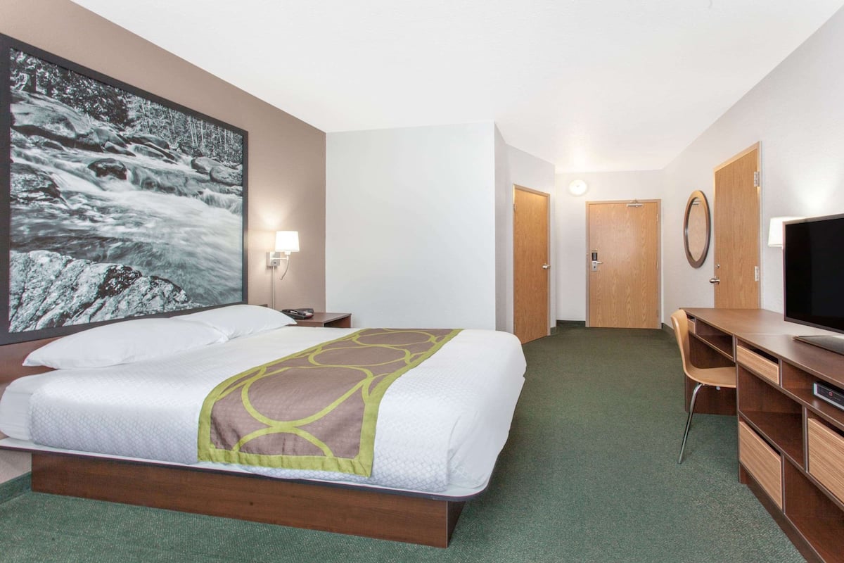 Standaard kamer, 1 kingsize bed | Een kluis op de kamer, een bureau, een laptopwerkplek