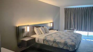 Escritorio, tabla de planchar con plancha, wifi gratis y ropa de cama