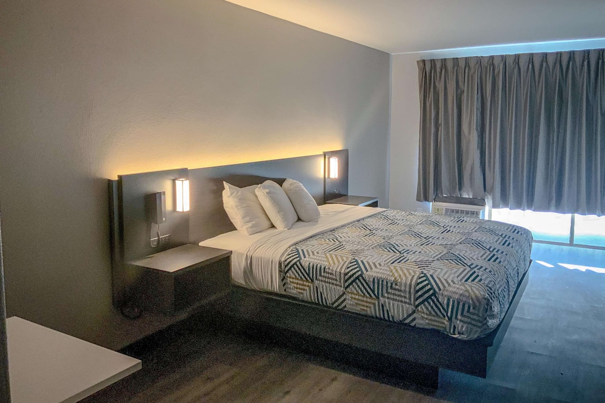 Skrivebord, strykejern/-brett, wi-fi (inkludert) og sengetøy