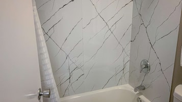 花灑/浴缸組合、免費梳洗用品、風筒、提供毛巾