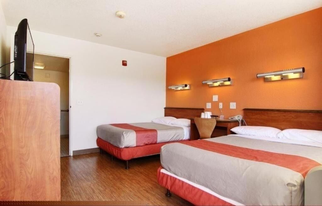 Työpöytä, silitysrauta/-lauta, ilmainen Wi-Fi, vuodevaatteet