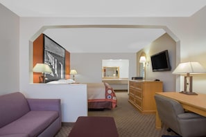 Escritorio, espacio para trabajar con laptop y cortinas blackout