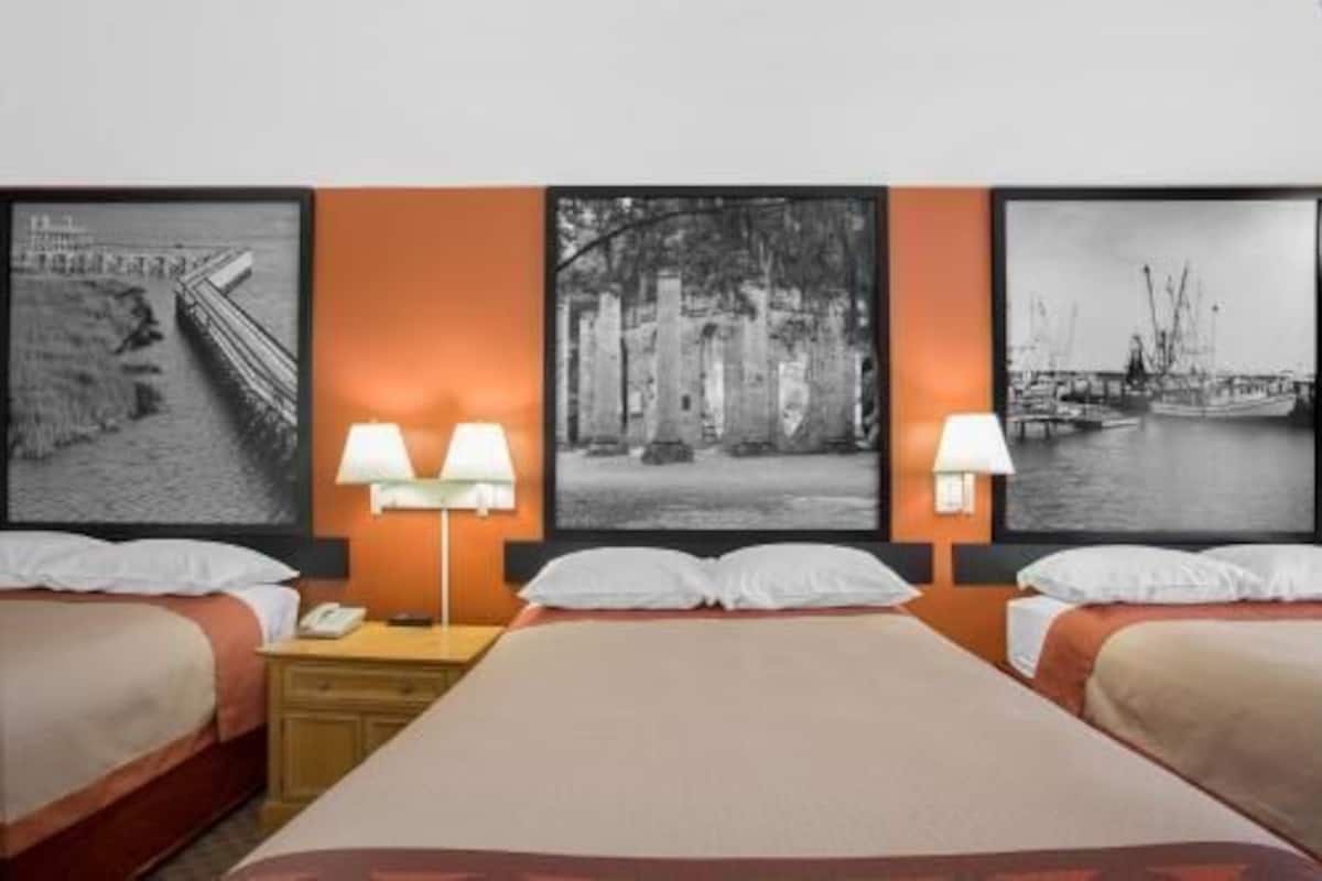 Escritorio, espacio para trabajar con laptop y cortinas blackout