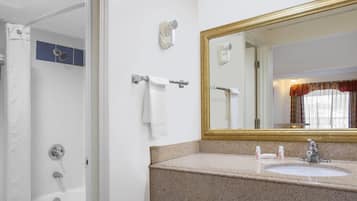 Bañera con ducha, artículos de tocador gratuitos, secador de pelo