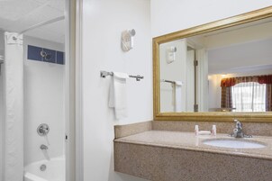 Combined shower/tub, free toiletries, hair dryer, towels