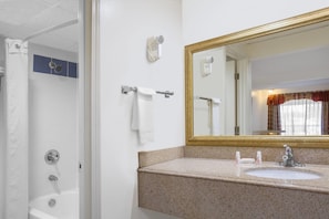 Combined shower/bathtub, free toiletries, hair dryer, towels